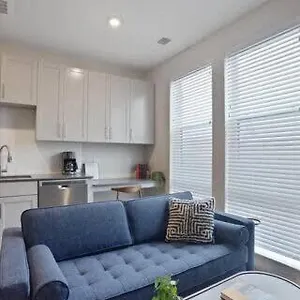 roomy-sdo-lawrenceville-by-cozysuites.hotels-in-pittsburgh.com/